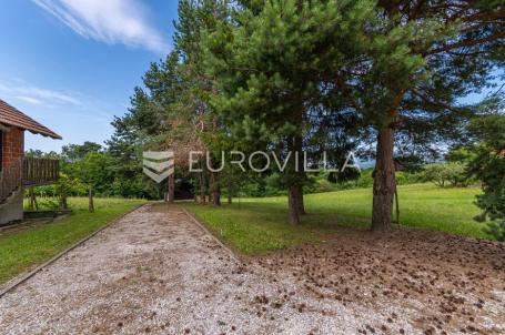 Novi Marof, Grana vikendica sa dvorištem površine 820 m²