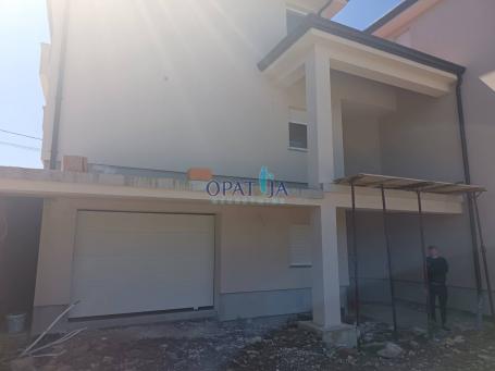 Matulji, okolica, dvojna novogradnja sa bazenom, garažom i okućnicom