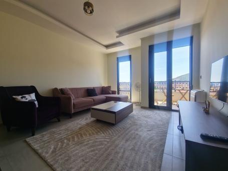 Izdavanje dvosobnog nameštenog stana 70m² sa pogledom na more– Budva, Lazi (na duzi period)