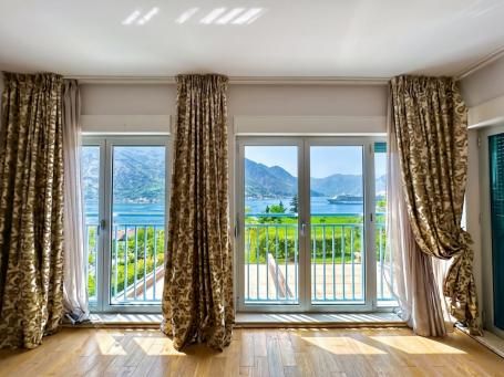 Penthouse sa 2 spavaće sobe i pogledom na zaliv na prodaju u Dobroti, Kotor