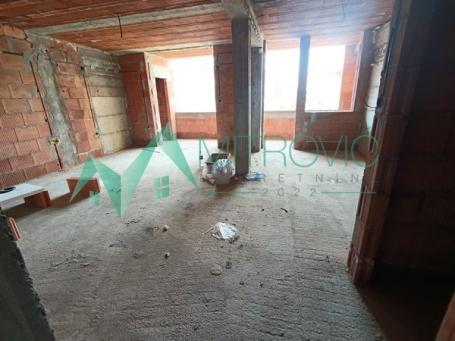 U BLIZINI FUTOŠKOG PUTA TROSOBAN PENTHOUSE UZ MOGUĆNOST VELIKE KROVNE TERASE 