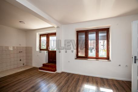Dvosoban  stan, prizemlje, blizu  Palilulske  pijace, 62 m2, deo dvorišta
