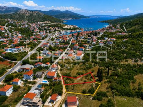 Građevinsko zemljište 500 m do mora, Marina, Trogir