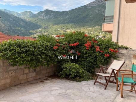 Dvosoban stan sa sopstvenim dvorištem i pogledom na more u Risnu, 78 m2