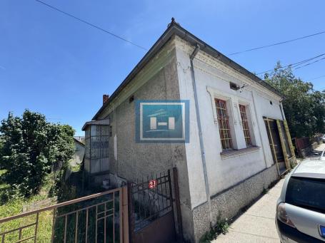 DVE KUĆE NA ODLIČNOJ LOKACIJI