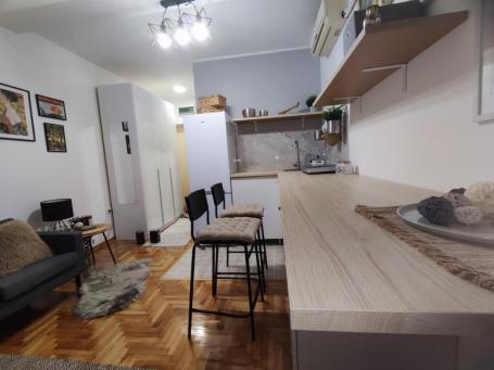 Garsonjera 21 m², Adamovićevo Naselje, Novi Sad, 6. sprat