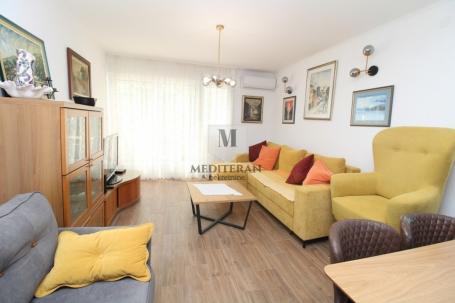 Herceg Novi – Savina, atraktivan jednosoban stan površine 48m2 sa dvorištem. 
