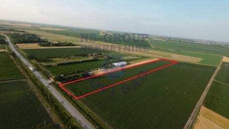Prelep plac na glavnom putu - Uknjižen