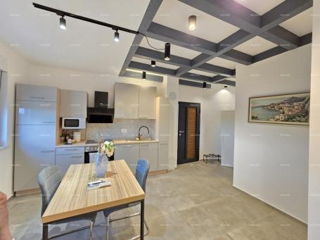 Apartment Spacious 6-Room Apartment in Pula, Close to the Center and the Sea, Modern Amenities and S