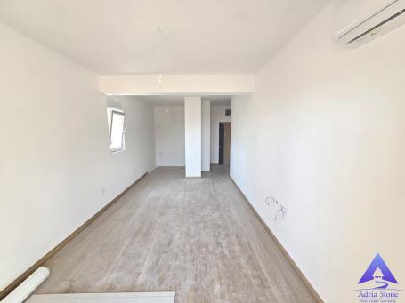 Prodaja, Stan, 56m2 , Lazi