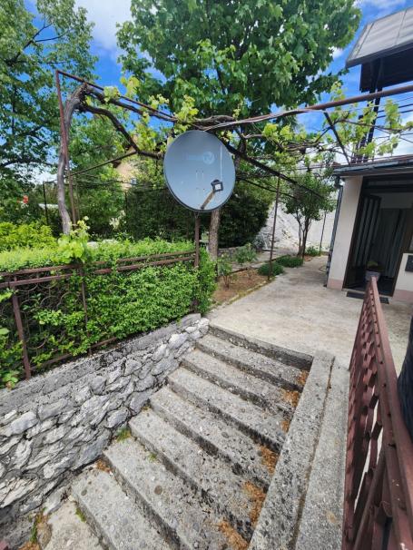 Porodična kuća sa pomoćnim apartmanom i placem od 550m² – ulaz u Cetinjee
