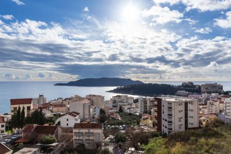 Furnished 1-Bedroom Apartment 42.5m² in Bečići – Sea View Balcony + Garage