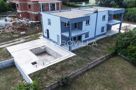 Istra, Poreč, Moderna dvojna vila s bazenom, wellnessom i četiri spavaće sobe