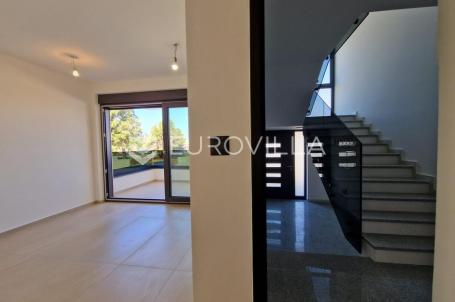 Vir, trosobni apartman s vrtom, novogradnja, top lokacija