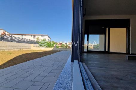 Vir, luksuzni prizemni apartman 153 m² s impresivnim privatnim vrtom od 250 m², 180 m od plaže