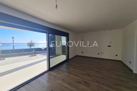 Vir, luksuzan apartman s 3 spavaće sobe, prvi red do mora, centar otoka