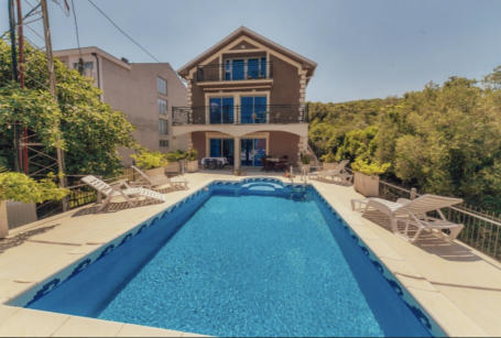 Izdavanje, Kuća, 220m2 , Tivat