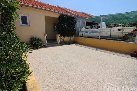 Apartman uz more na Viru – 190 m od plaže!