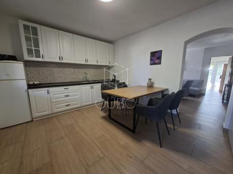 Rovinj – renovirana prizemna nekretnina s četiri odvojene jedinice, 300 m od mora