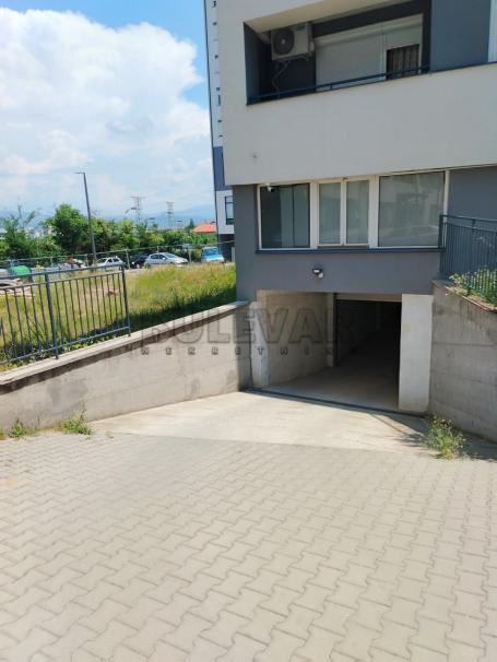Izdaje se garažno mesto u Zetskoj ulici, 14m2