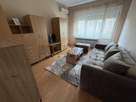 Izdaje se odličan stan u ulici Cara Dušana, 60m2