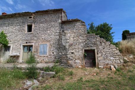 Barban, okolica, kuća za adaptaciju sa dvorištem u mirnom istarskom mjestu