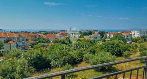 Novigrad, stan sa galerijom i panoramskim pogledom na more !