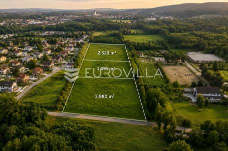 Samobor, atraktivno zemljište 8.200 m² u blizini Etno farme Mirnovec, idealno za turisticki projekt