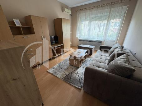 Izdaje se odličan stan u ulici Cara Dušana, 60m2