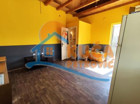Izdaje se ulični lokal u Generala Milojka Lešjanina, 38m2