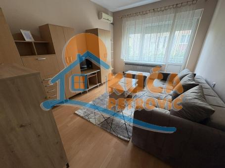 Izdaje se odličan stan u ulici Cara Dušana, 60m2