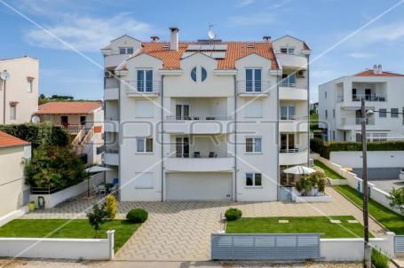 Petrčane - Kuća s 10 etažiranih apartmana, 100m od mora