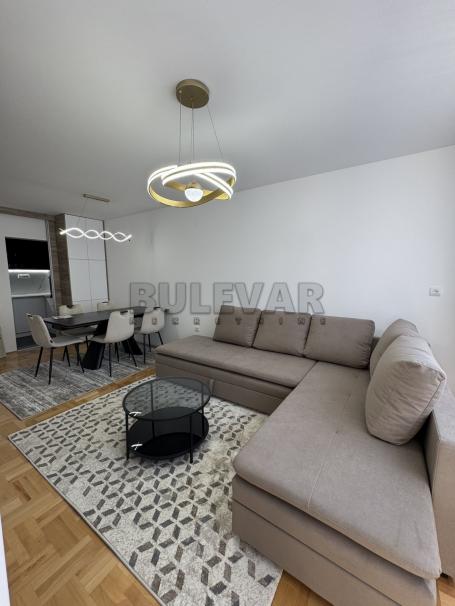 Izdaje se neuseljavan jednoiposoban stan u Dušanovoj, kod Berte, 50m2