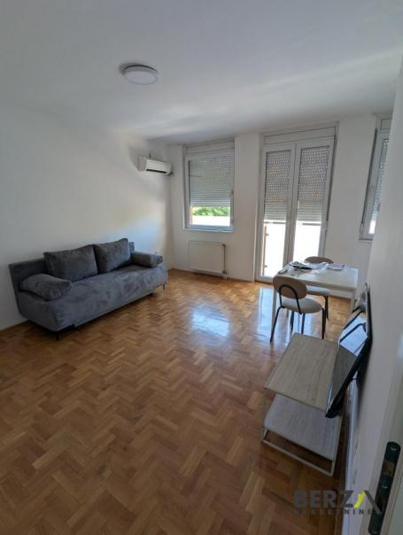  ODLIČNA GARSONJERA U CENTRU