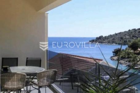 Sevid, moderna dvojna kuća 280 m² s četiri stambene jedinice, 30 m od mora