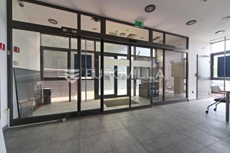 Osijek, Jug II, prodaje se prizemni poslovni prostor površine 117 m²