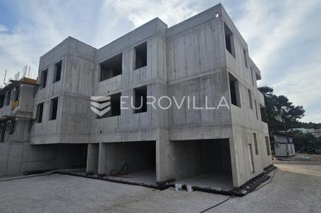 Čiovo, Slatine novogradnja stan 60,1 m² i garažom za dva automobila, 50 m od mora