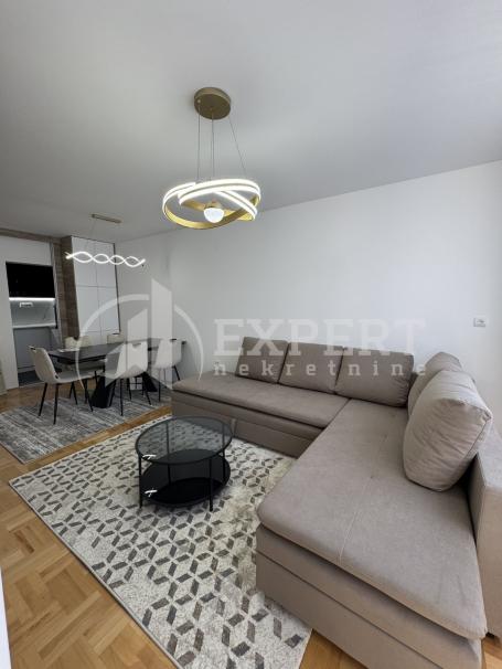 Izdaje se neuseljavan jednoiposoban stan u Dušanovoj, kod Berte, 50m2