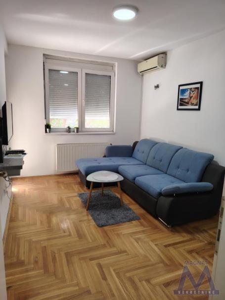 Novi Sad, na Novoj Detelinari u ulici Janka Čmelika izdaje se  jednoiposoban stan sa PRIPADAJUĆIM PA
