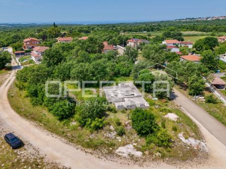 Istra, Tar-Vabriga – građevinsko zemljište s dozvolom i započetom gradnjom
