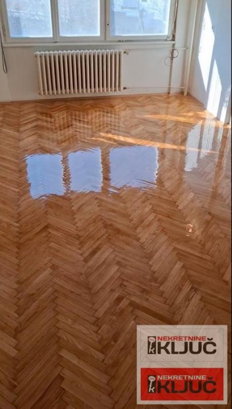 SAJAM IZDAJE SE DVOSOBAN DELIMIČNO OPREMLJEN STAN