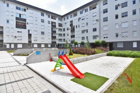 Sajam Komplex, stan 44 m2 + parking