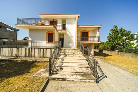 Porodična kuća 350m2 na placu 1.100m2, Karabuško Polje - Tuzi