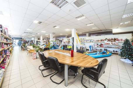 Zagreb, Borongajska cesta, prostrani prostor 1000 m² za zakup s parkingom