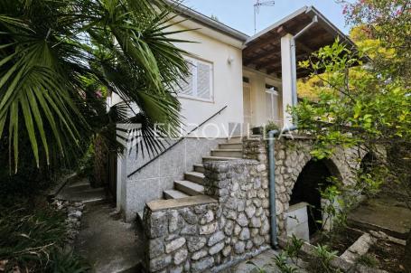 Mali Lošinj, samostojeća kuća s stanom i tri manja apartmana, 180 m od mora