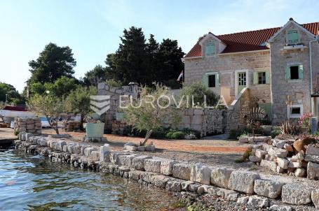 Prvić Luka, djelomično renovirana kamena kuća, prvi red do mora, 298 m²