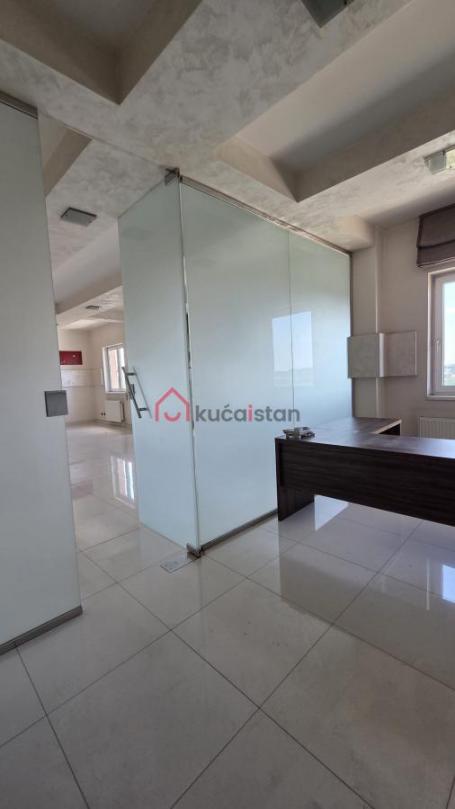 Poslovni prostor 344m², parking, zaseban ulaz