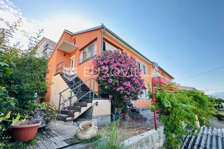 Senj, kuća 200 m² s dva odvojena stana na lokaciji blizu mora