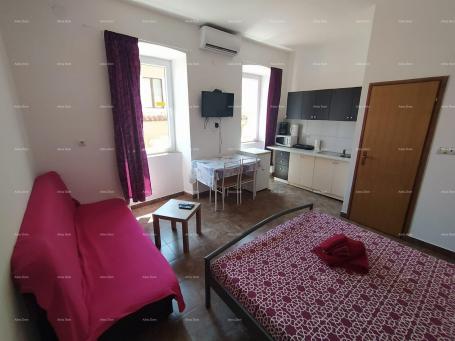Stan Pula, strogi centar – 90,30 m² | 4 uređena studio apartmana | Pogled na Zlatna vrata | Uhodan t