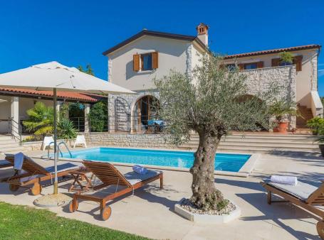 Svetvinčenat – kamena vila s bazenom, velikim mediteranskim vrtom te natkrivenim parkingom